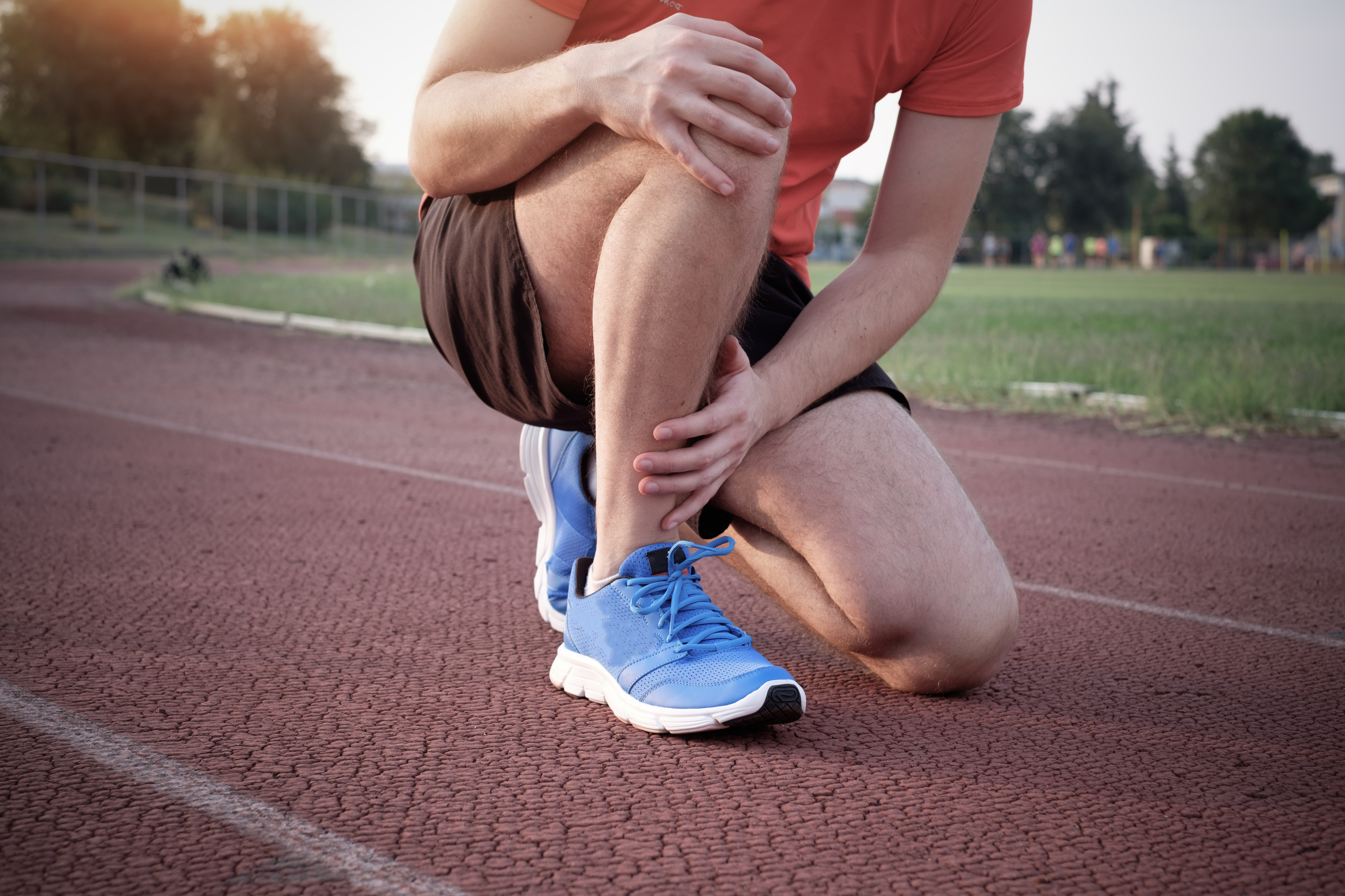 После бега болят колени что делать. Спортивные травмы. Колено бегуна. Травмы бегуна. Травмы колена бег.